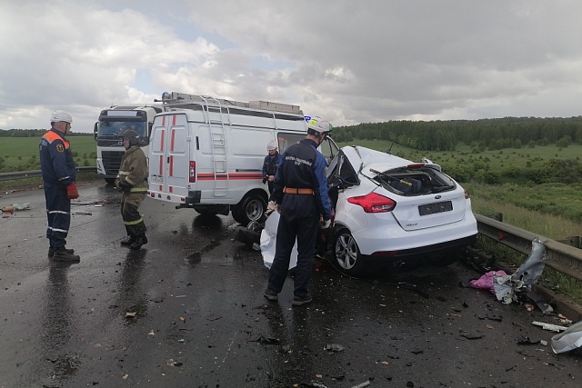 Спасатели деблокировали погибших в результате ДТП